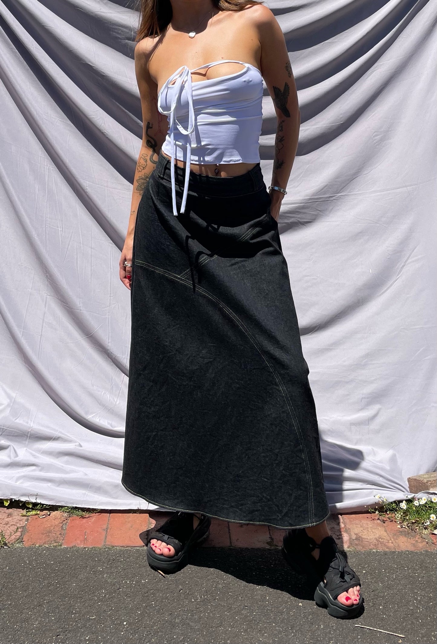 BLACK MID DENIM SKIRT