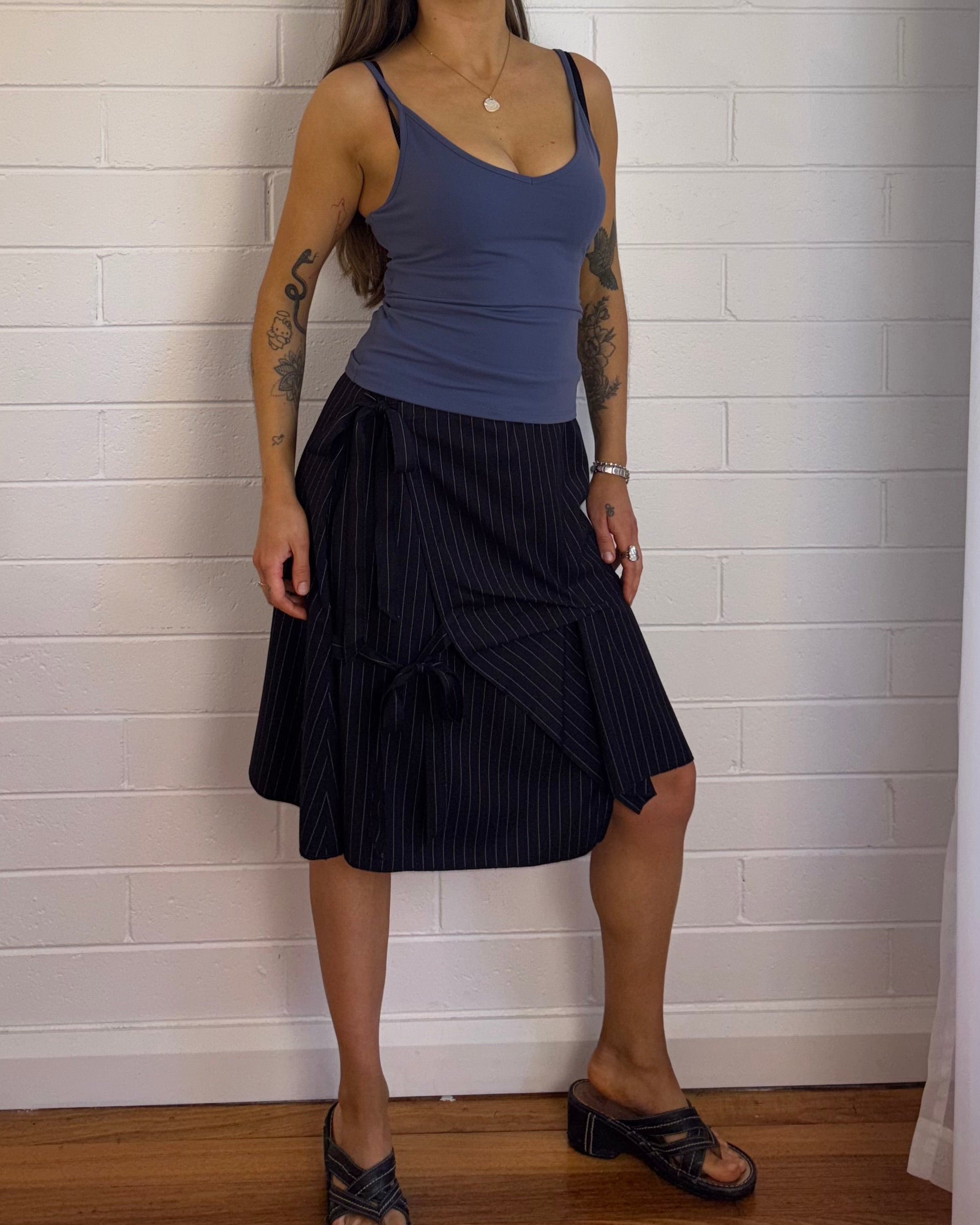 PINSTRIPE BOW SKIRT *ʟɪᴍɪᴛᴇᴅ ꜰᴀʙʀɪᴄ ʀᴇᴍᴀɪɴɪɴɢ*